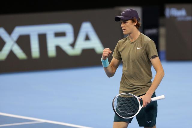 用两脚极具 用两脚极具